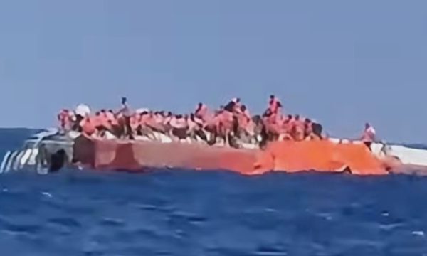 Phà chở 267 người lật ngoài khơi đảo Cyprus
