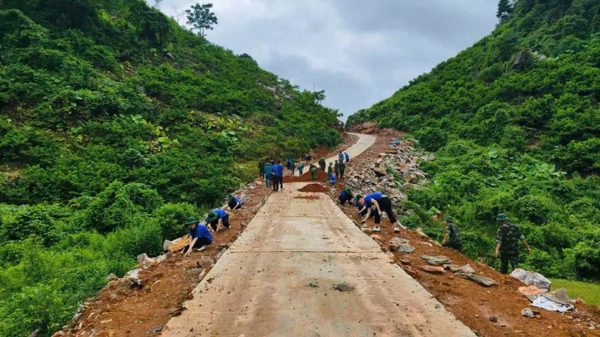 Phá đá mở đường vào nơi 13 hộ dân Lạng Sơn sống cảnh ‘3 không'