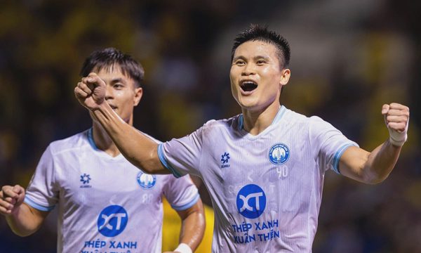 Phạm Tuấn Hải ghi bàn đầu tiên cho Nam Định