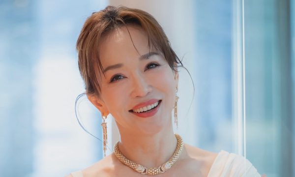 Phạm Văn Phương phối trang phục tươi trẻ