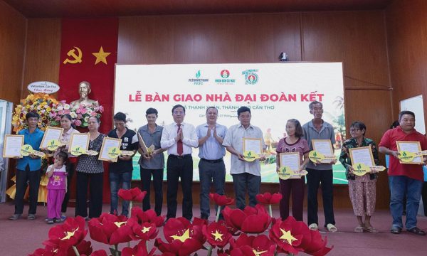 Phân Bón Cà Mau trao tặng 55 mái ấm tại Cần Thơ