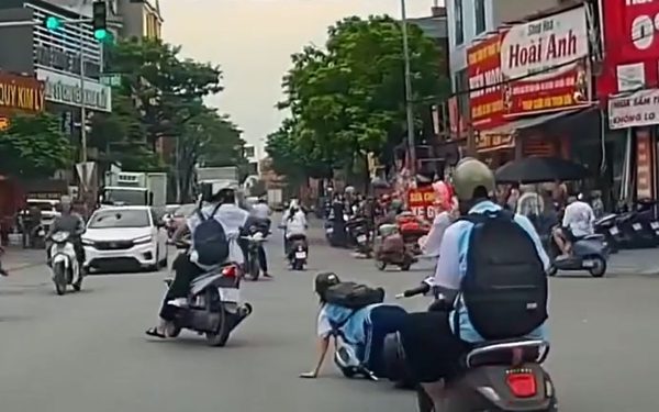 Phẫn nộ nữ sinh ngồi sau xe máy kéo tóc bạn ngã chúi rồi bỏ chạy ở Bắc Ninh