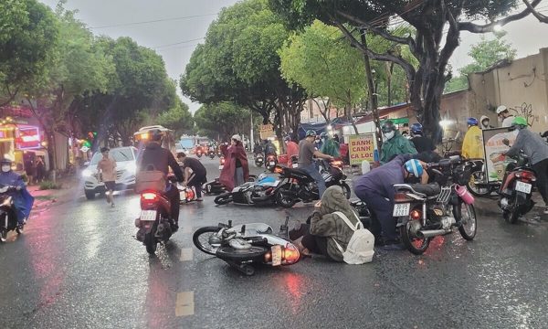 Phanh xe máy thế nào để tránh trượt ngã khi trời mưa?