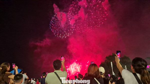 Pháo hoa bừng sáng bầu trời thành phố Đồng Nai