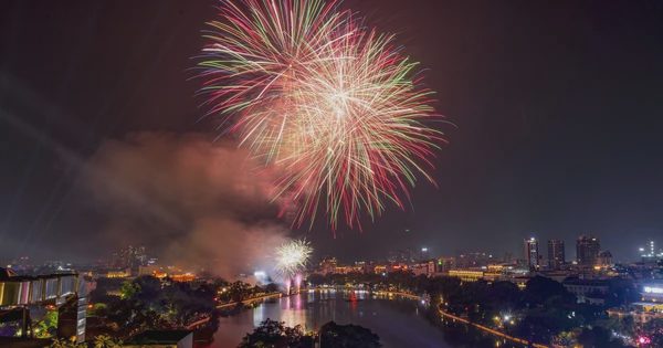 Pháo hoa rực rỡ bầu trời Hà Nội mừng 72 năm Ngày giải phóng thủ đô
