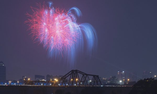 Pháo hoa rực sáng mừng Ngày Giải phóng Thủ đô