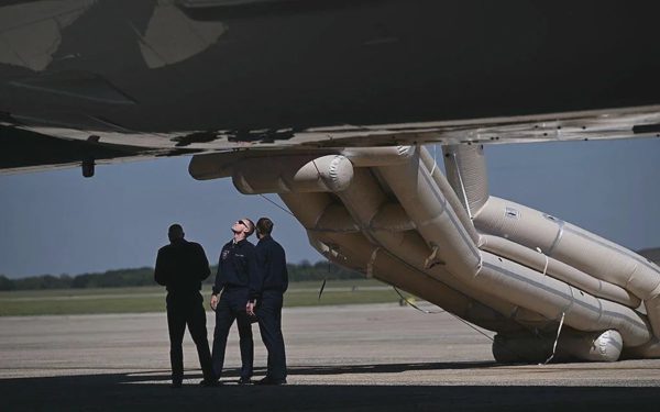 Phao trượt thoát hiểm trên chuyên cơ Qatar tặng ông Trump bung trước giờ cất cánh