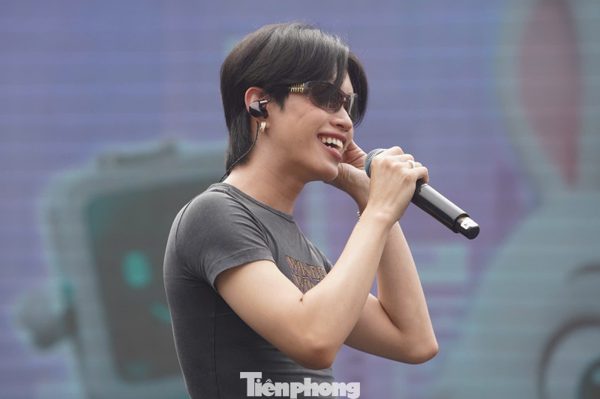 Pháp Kiều tổng duyệt Fest 'Chạm Việt Nam' 2 giữa trưa nắng