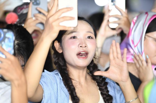 Pháp Kiều xuất hiện, biển người gào thét ở phố đi bộ Trần Nhân Tông