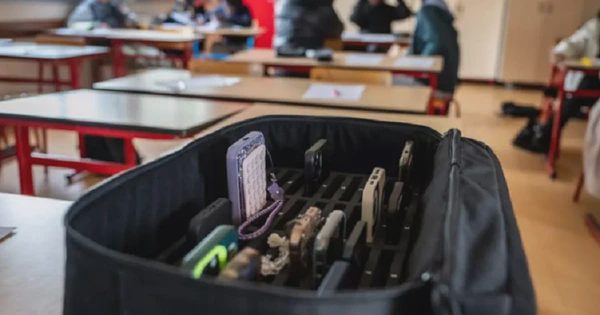 Pháp xúc tiến cấm điện thoại di động tại trường trung học