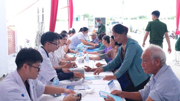 Pharmacity đồng hành Bệnh viện Đại học Y Hà Nội khám sức khỏe miễn phí cho đồng bào vùng biên