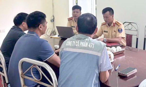 Phạt công ty để máy thi công không gắn cảnh báo trên cao tốc Nội Bài - Lào Cai