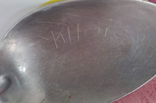 Phát hiện 2 chiếc thìa khắc tên trong 2 phần mộ liệt sĩ chưa xác định danh tính