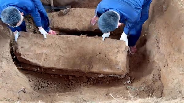 Phát hiện 2 hài cốt liệt sỹ mai táng trong vỏ bom tại Lào cùng nhiều di vật