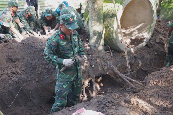 Phát hiện 3 hài cốt liệt sĩ cùng nhiều đạn AK trong vườn nhà dân