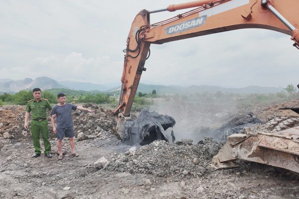 Phát hiện 300 tấn chất thải công nghiệp chôn lấp trái phép ở Quảng Ninh