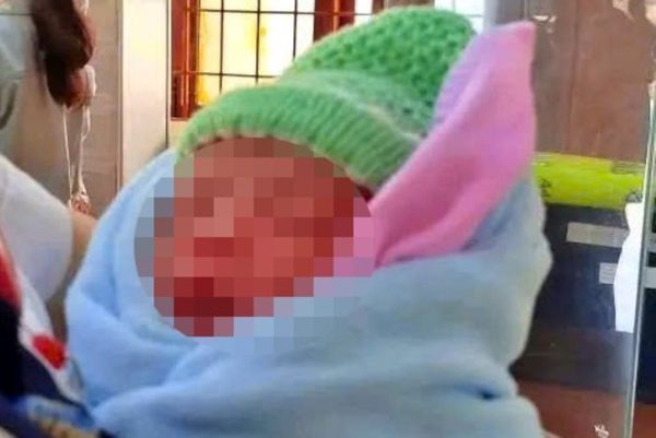 Phát hiện bé gái sơ sinh trong giỏ xách trước cổng nhà ở Đắk Lắk