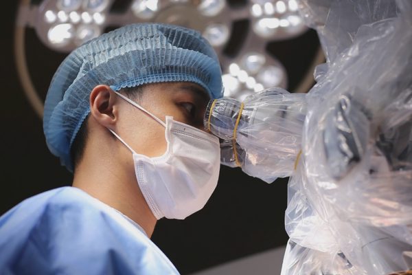 Phát hiện căn bệnh nguy hiểm phải mổ não sau triệu chứng yếu bàn tay phải