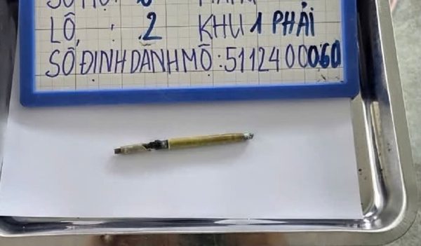 Phát hiện cây bút khắc tên người phụ nữ trong mộ liệt sĩ ở Quảng Ngãi