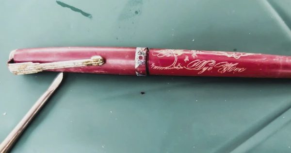 Phát hiện cây bút màu đỏ, khắc tên 'Ngô Học' trong mộ liệt sĩ