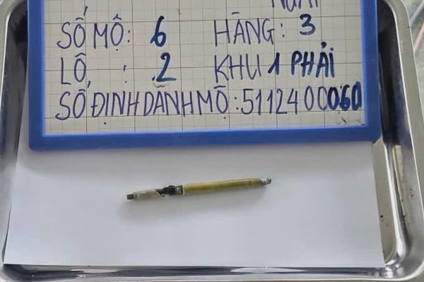 Phát hiện cây bút màu vàng có khắc tên người phụ nữ trong mộ liệt sĩ