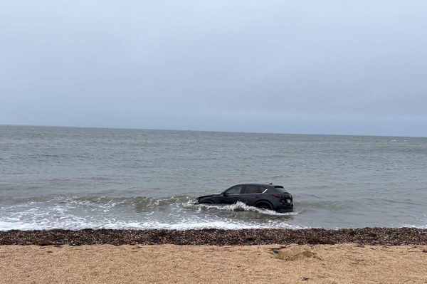Phát hiện chiếc Mazda CX-5 bí ẩn trôi trên biển lúc sáng sớm