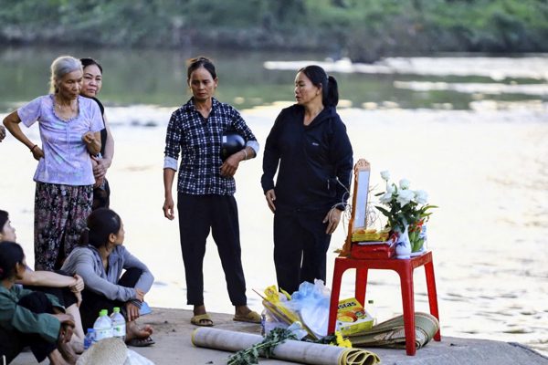Phát hiện dép và thẻ học sinh trên cầu, nghi nữ sinh mất tích