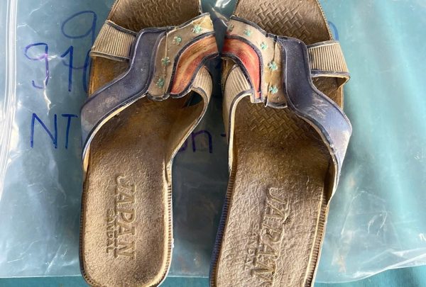 Phát hiện đôi dép nữ dập chữ 'Japan Sandal' còn khá nguyên vẹn trong mộ liệt sĩ