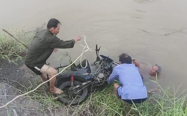Phát hiện nón bảo hiểm, dép gần mương nước ven đường, công an tìm chủ xe máy