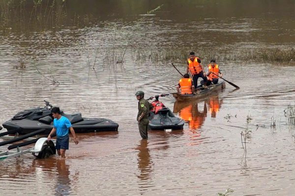 Phát hiện ô tô bị lũ cuốn trôi, công an tìm kiếm người nghi mất tích