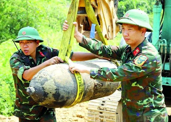 Phát hiện quả bom nặng 200kg dưới lòng sông Đà