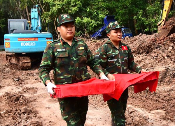 Phát hiện, quy tập thêm 8 hài cốt liệt sĩ tại Công viên Lê Thị Riêng