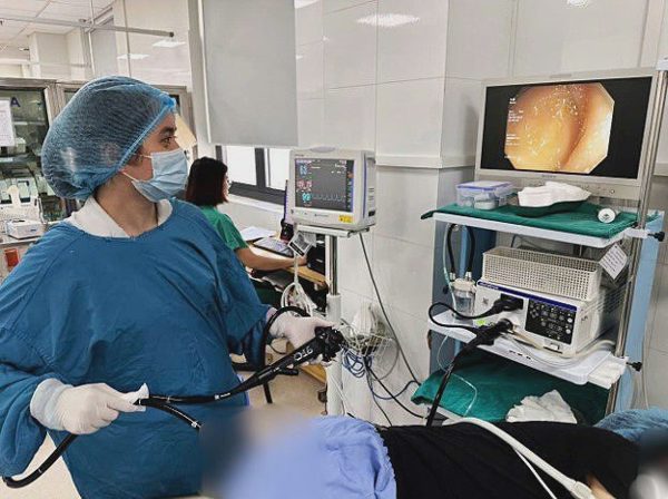 Phát hiện sán dây bò dài 70 cm khi nội soi đại tràng