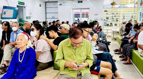 Phát hiện sớm bệnh lý mắt nguy hiểm từ những thay đổi tưởng chừng do tuổi tác