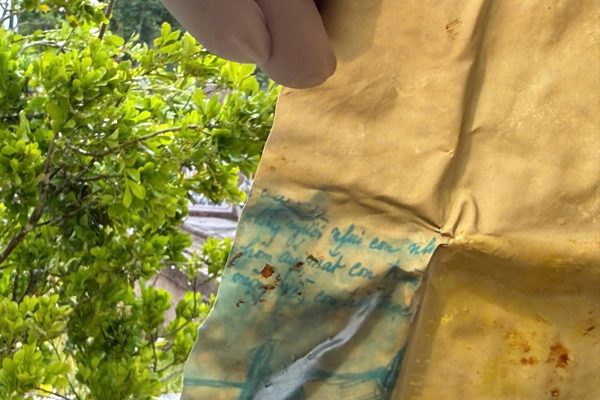 Phát hiện tấm tăng có bút tích và hình bàn chân bị xiềng trong mộ liệt sĩ