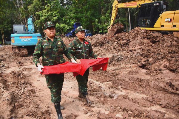 Phát hiện thêm 8 bộ hài cốt liệt sĩ ở Công viên Lê Thị Riêng