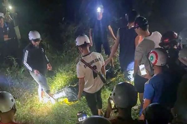 Phát hiện thi thể người đàn ông mắc trên bụi cây