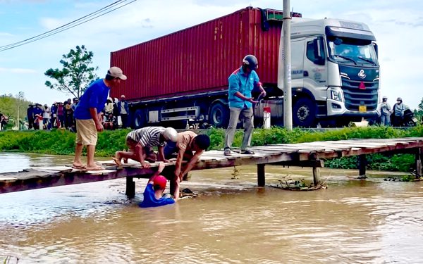 Phát hiện thi thể nữ trôi dưới mương nước dọc quốc lộ