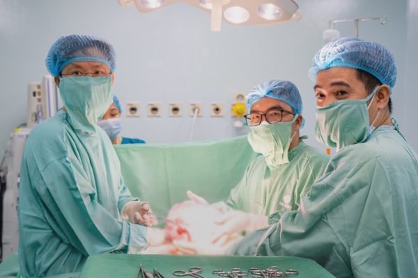 Phát hiện u buồng trứng nhưng bỏ tái khám 10 năm, người phụ nữ lâm nguy
