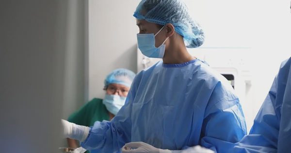 Phát hiện ung thư tuyến giáp khi đi tái khám, bác sĩ khuyến cáo người trẻ
