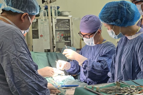 Phát hiện vùng kín con trai 10 tuổi 'có vấn đề' trong khi tắm