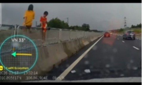 Phát hoảng 2 trẻ nhỏ leo trèo trên dải phân cách cao tốc Biên Hòa - Vũng Tàu
