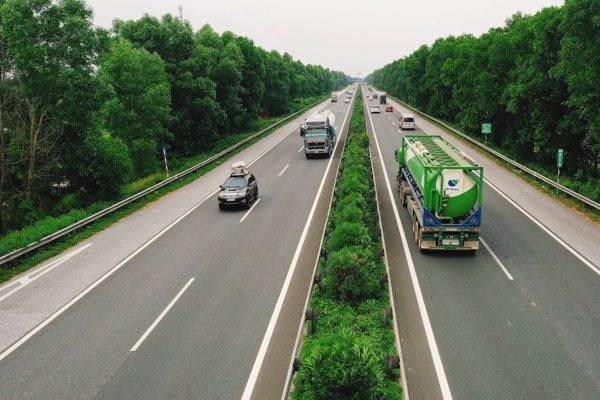Phạt lỗi không giữ khoảng cách an toàn trên cao tốc, tài xế lúng túng cách đo