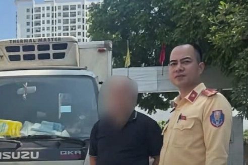 Phạt nguội tài xế xe tải đi vào làn khẩn cấp, không nhường đường xe ưu tiên