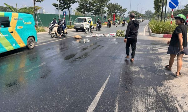 Phạt tài xế để dầu loang trên đường khiến nhiều người đi xe máy bị ngã