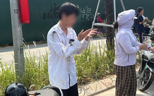 Phạt tài xế ô tô để dầu tràn ra đường khiến nhiều người đi xe máy bị ngã
