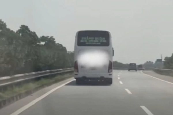Phạt tài xế xe khách chạy kiểu "rùa bò", bám làn trái đường cao tốc