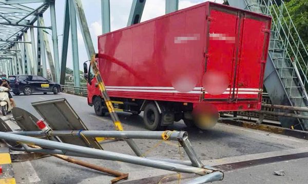 Phạt tài xế xe tải đi vào đường cấm, làm hỏng biển báo trên cầu Yên Bái