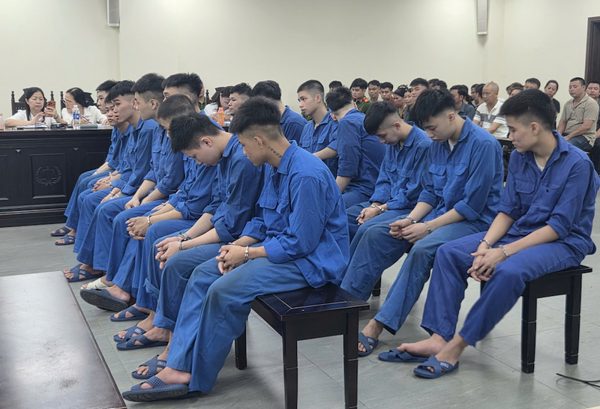 Phạt tù 18 đối tượng rủ nhau ra đường 'tìm ai gây sự thì đánh'