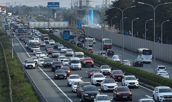 Phạt xe không giữ khoảng cách trên cao tốc: Đường ùn tắc, tài xế xử lý thế nào?